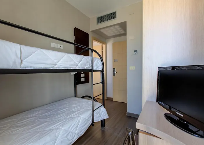 Отель Aiglon Римини